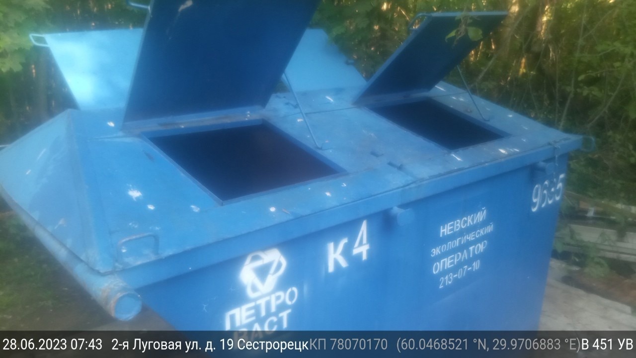Каждый второй двор Петроградского района Петербурга получил новые контейнеры для мусора